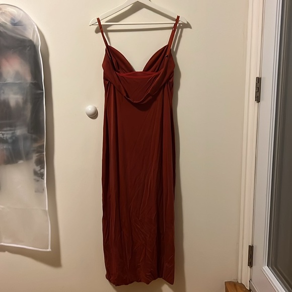 JACQUEMUS - Praia washed cupro midi dress in brick - Picture 6 of 8